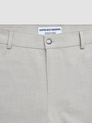 Ljusbeige Ease-byxor i avslappnad passform, modell Sahara, med ett formande New Tomorrow-märkesetikett och en logotypknapp, med 360°-stretch.