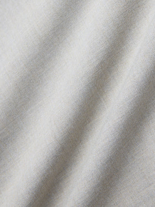 Närbild på det ljusa, fint vävda 360°-stretchtyget med diagonala veck på Ease Pants Relaxed Fit Sahara.