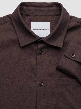 Effortless Shirt – Mörkbrun långärmad övertröja med en SHAPING NEW TOMORROW-etikett i nacken.