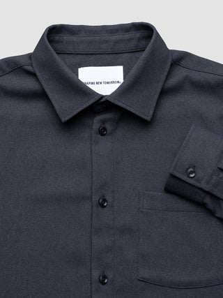Effortless Shirt – mörkgrå övertröja med en Shaping New Tomorrow-etikett.