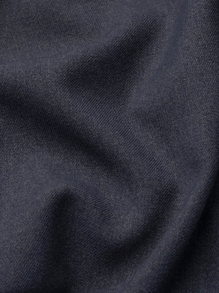 Närbild på veck i den mörkgrå, vattenavvisande övertröjan ”Effortless Shirt Dark Grey”.