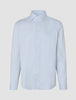 Elevated Shirt Regular Classic Blue Striped – långärmad skjorta med ett ljusblått och vitt vertikalt randmönster.