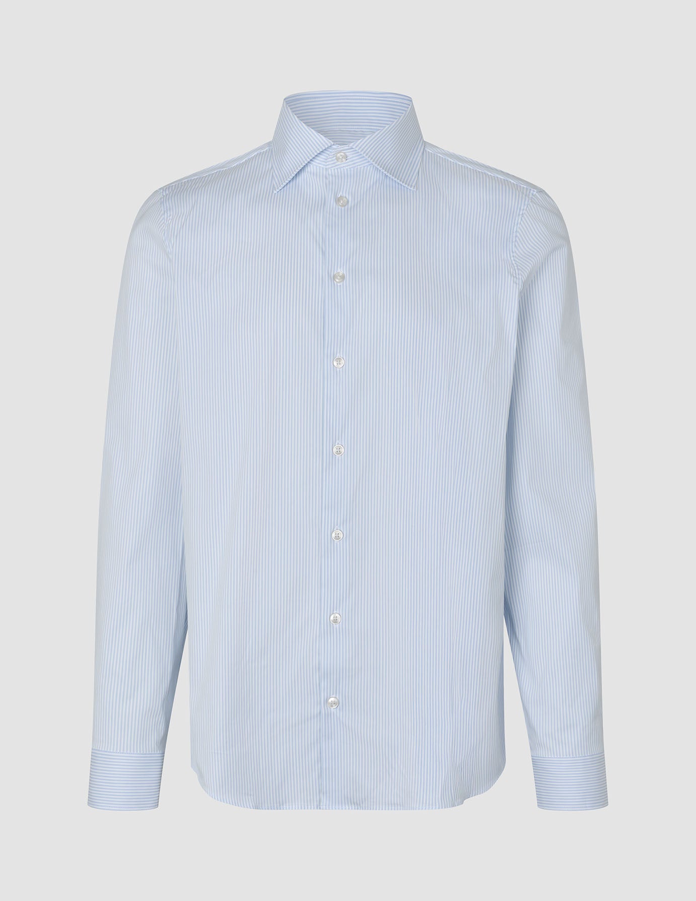 Elevated Shirt Regular Classic Blue Striped – långärmad skjorta med ett ljusblått och vitt vertikalt randmönster.