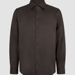 Elevated Shirt Regular – Mörkbrun långärmad skjorta med knappar och krage.