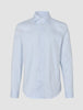 Elevated Shirt Slim Classic Blue Striped, en långärmad skjorta med knappar i smal passform med ljusblå och vita vertikala ränder.