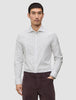 Man klädd i en slim fit-skjorta i ljusgrått med vertikala ränder och långa ärmar, modell Elevated Shirt Slim Light Grey Striped.
