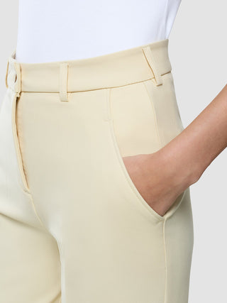 Närbild på Women Essential Pants Tapered i Misty Yellow.