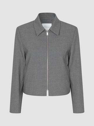 Essential Short Zip Jacket Dark Grey Melange: en mörkgrå, minimalistisk jacka med krage och dragkedja i full längd.