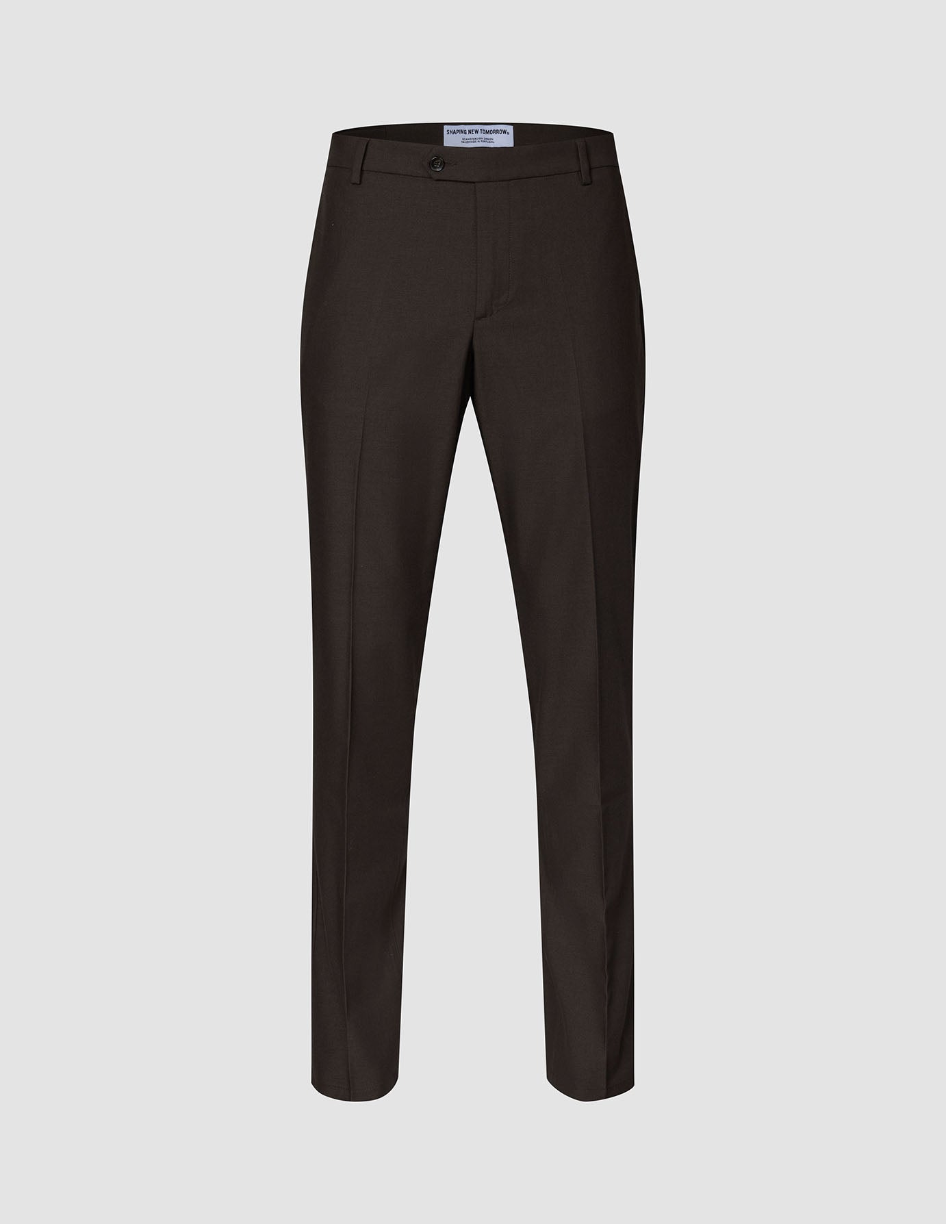 Mörkbruna Motion Suit-byxor i modell Regular Cognac, tillverkade i ett 360°-stretchtyg med knappstängning och pressveck framtill.
