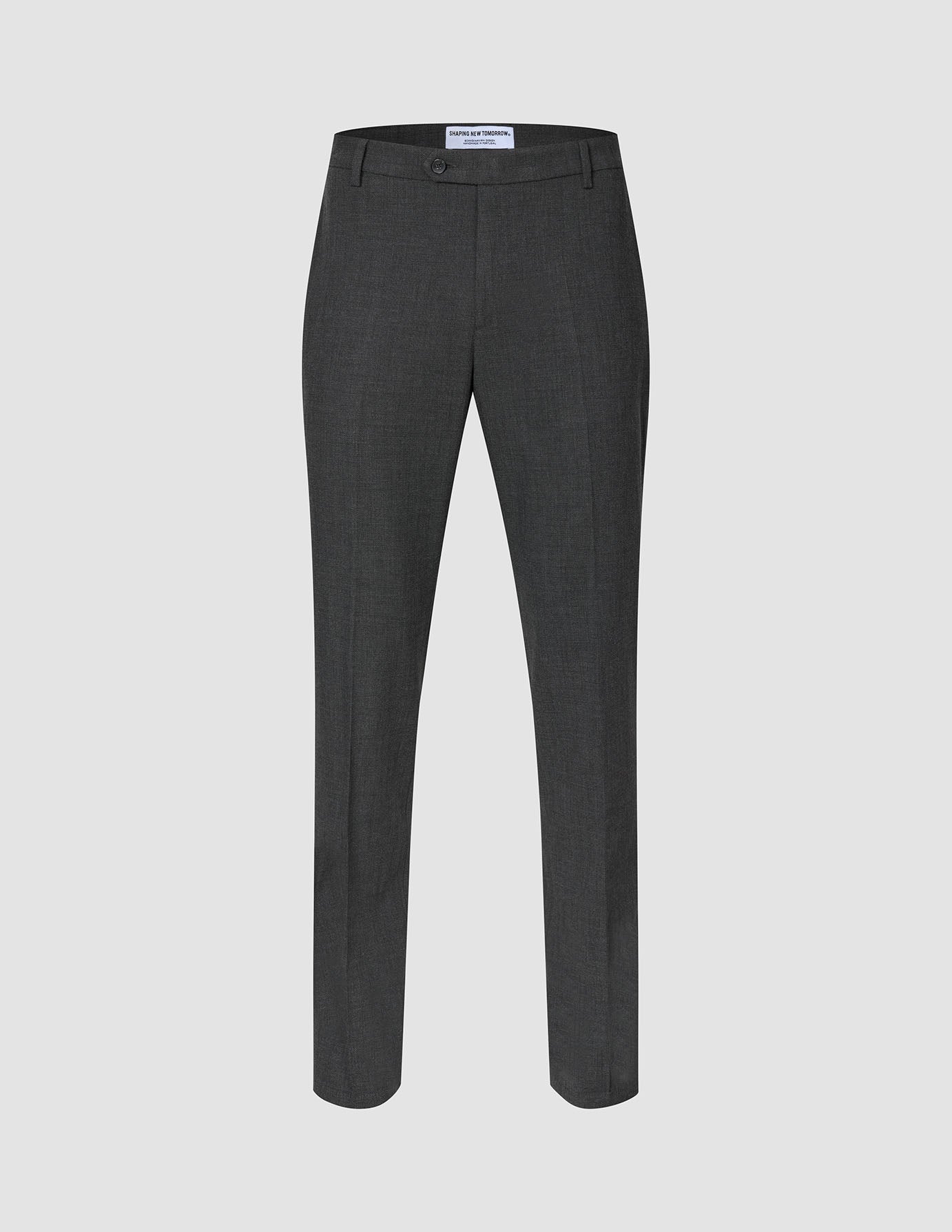 Motion Suit Pants Regular Pepper Grey – smalpassade byxor i skandinavisk design med en knapp och 360°-stretch.