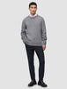 En man i en grå tröja, en vit skjorta med krage och midnattsblå Motion Suit Pants Slim samt loafers.