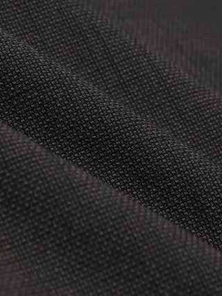 En närbild av det mörka, strukturerade tyget Women Nara Blazer Cool Brown med veck.