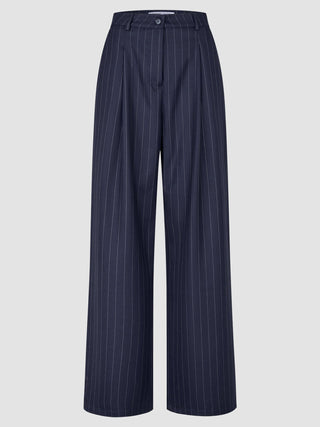 Dambyxor Raina Wide Night Sky Pinstripe – byxor med hög midja, veck och vid ben.