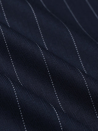 Närbild på det marinblå tyget med hög midja och vita randar på dambyxan ”Raina Pants Wide Night Sky Pinstripe”.