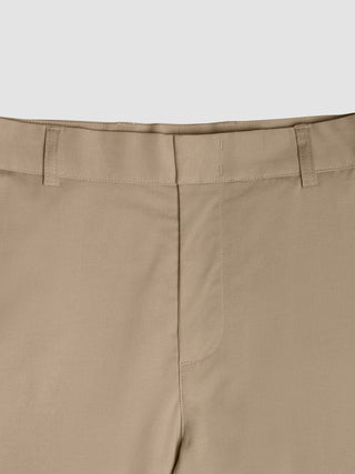 Närbild på midjebandet och gylfen på Refine Cotton Pants Relaxed Fit Sand.
