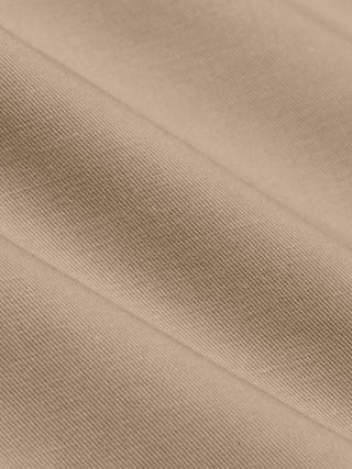 Närbild på beige Refine Cotton Pants Relaxed Fit Sand-tyg med diagonala veck.