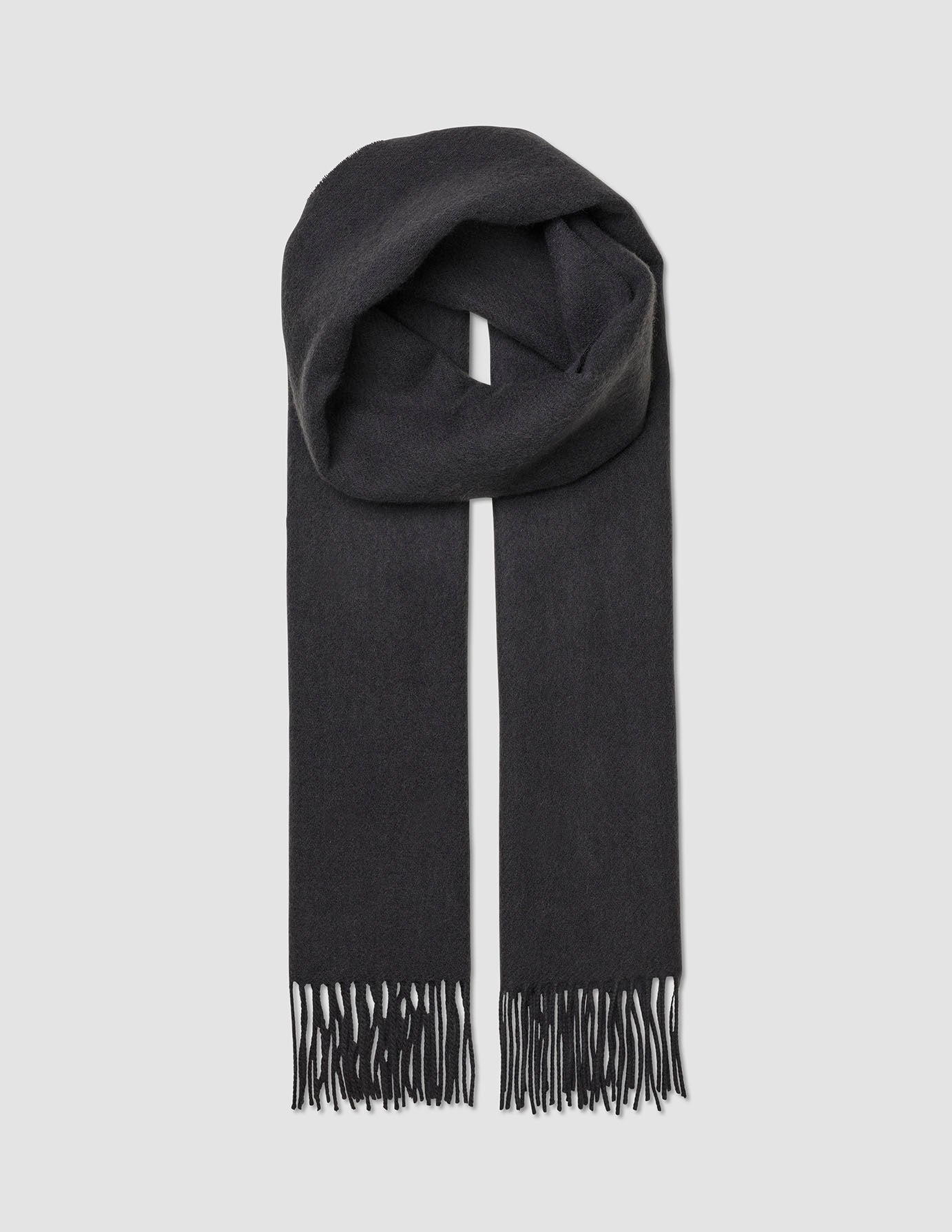 Halsduk – Kashmirhalsduk i kolgrått med fransar i ändarna.