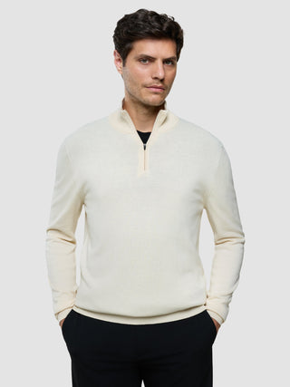 En man klädd i en Seamless Core Knit Half Zip Birchwood.