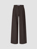Mörkbruna byxor i modellen Serene Pants Wide Walnut Herringbone med smala ränder, vid passform, knäppning framtill och bälteshällor.