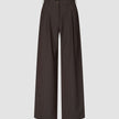 Mörkbruna byxor i modellen Serene Pants Wide Walnut Herringbone med smala ränder, vid passform, knäppning framtill och bälteshällor.