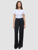 En kvinna klädd i en vit t-shirt och svarta, vidbyxor av modellen Serene Pants Wide Black.
