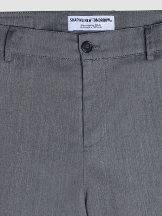 Närbild på de grå byxorna ”Siena Pants Relaxed Fit Herringbone Grey” med en formande etikett från märket New Tomorrow.