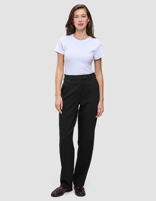 En person som bär en vit t-shirt och byxor av modellen Women GO2 Pants Straight Black med raka ben.