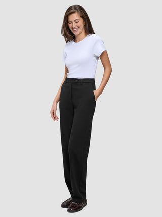 En kvinna klädd i en vit t-shirt, Women GO2 Pants Straight Black och loafers.