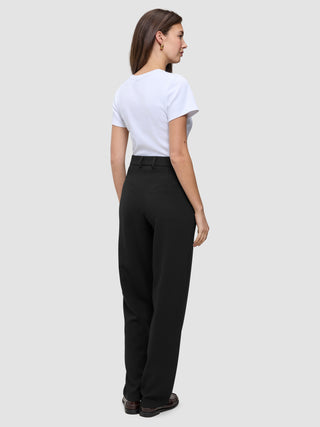 En person sedd bakifrån, klädd i en vit t-shirt och ett par Women GO2 Pants Straight Black.