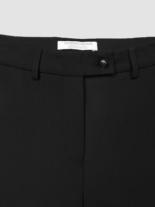 Närbild på det svarta midjebandet och knäppningen på Women GO2 Pants Straight Black.