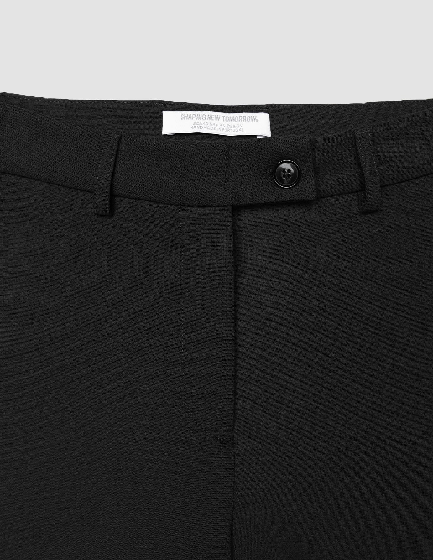 Närbild på det svarta midjebandet och knäppningen på Women GO2 Pants Straight Black.