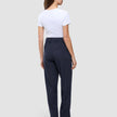 En kvinna bär en vit t-shirt och byxorna Women GO2 Pants Straight Blue Nights, som har raka ben och en skandinavisk design.