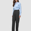 En kvinna i en ljusblå skjorta med knappar, svart bälte och byxor av modellen Women GO2 Pants Straight Dark Grey Melange i klassisk design.
