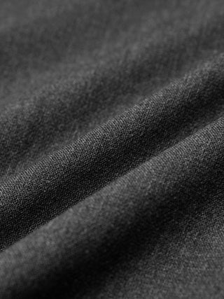 Närbild på veck i mörkgrå melerade Women GO2 Pants Straight-byxor med skandinavisk design.