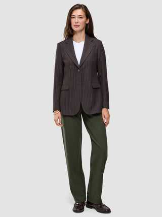 En mörkbrun blazer med smala ränder över en vit t-shirt, i kombination med Women GO2 Pants Straight Dusty Olive i klassisk design.