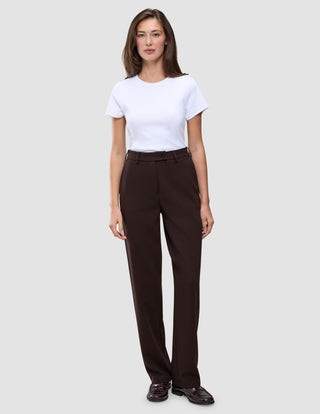En kvinna klädd i en vit t-shirt och byxor av modellen Women GO2 Pants Straight Mocha i mörkbrunt med raka ben.