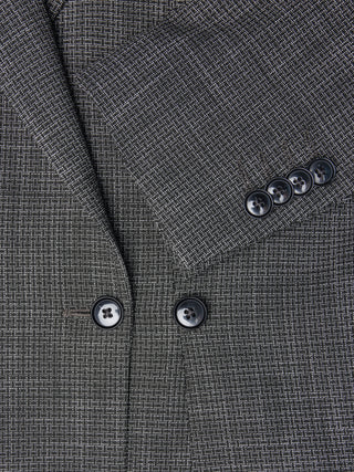 Närbild på damblazern Nara Blazer Fitted Black Check i svartvitt rutmönster med svarta knappar.