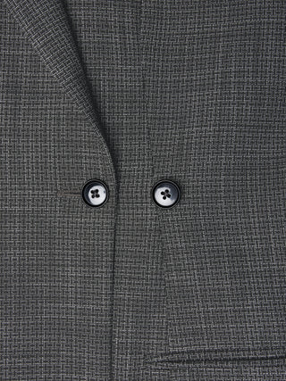 Närbild på Women Nara Blazer Fitted Black Check, en mörkgrå kavaj med ett diskret vitt rutmönster och två svarta knappar.
