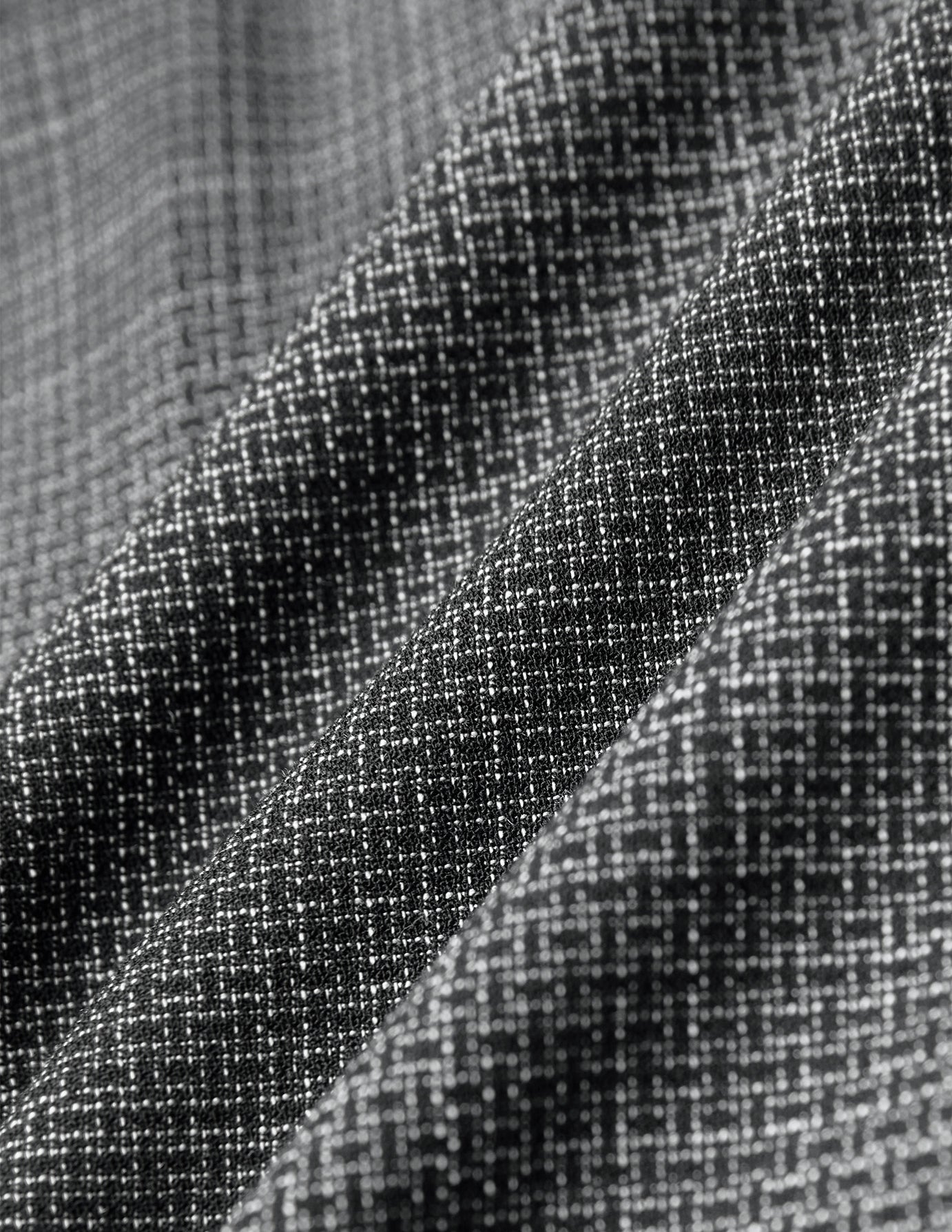 Närbild på byxorna Women Nara Pants Wide Black Check, tillverkade i ett svart tyg med 360°-stretch och ett vitt rutmönster i mjuka veck.