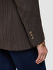 Närbild på en brun Women Serene Blazer Regular Walnut Herringbone-kavaj med tre knappar och ett guldarmband.
