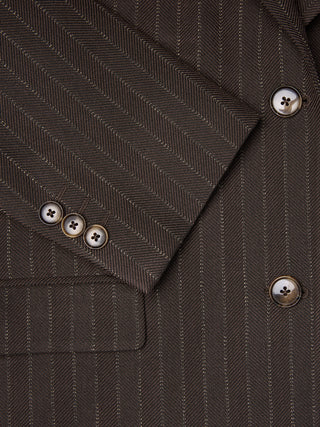 Närbild på en Women Serene-kavaj i modell Regular Walnut Herringbone, brun med vertikala smala ränder och mörka knappar.