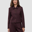 En kvinna bär en Women Serene Short Jacket Berry Pinstripe med bärfärgade smala ränder i ullliknande material och krage.