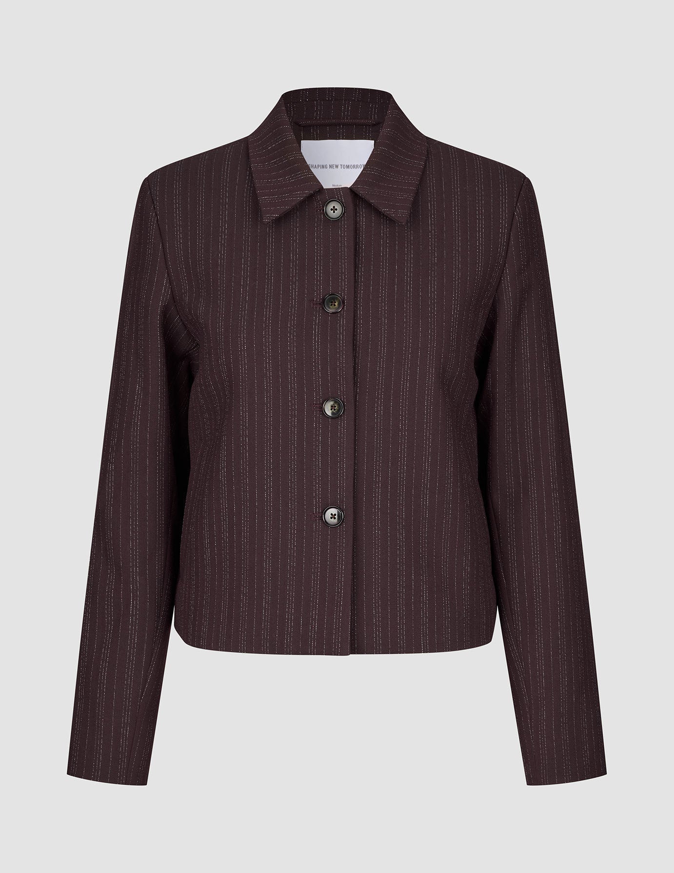 Kort jacka för damer, modell Serene, i färgen Berry Pinstripe, med ulliknande yta, smala ränder och fyra knappar framtill.