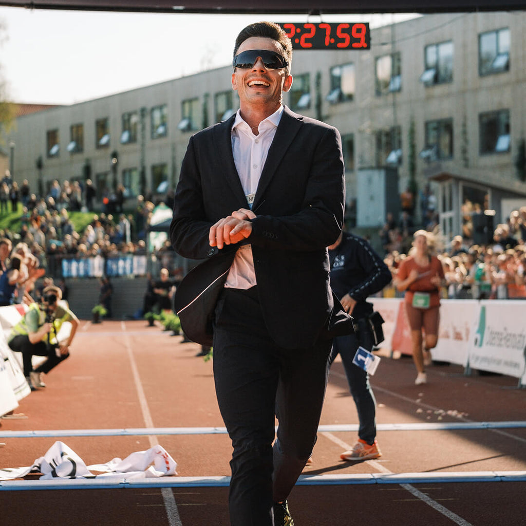 Han sprang maraton i kostym (och vann)