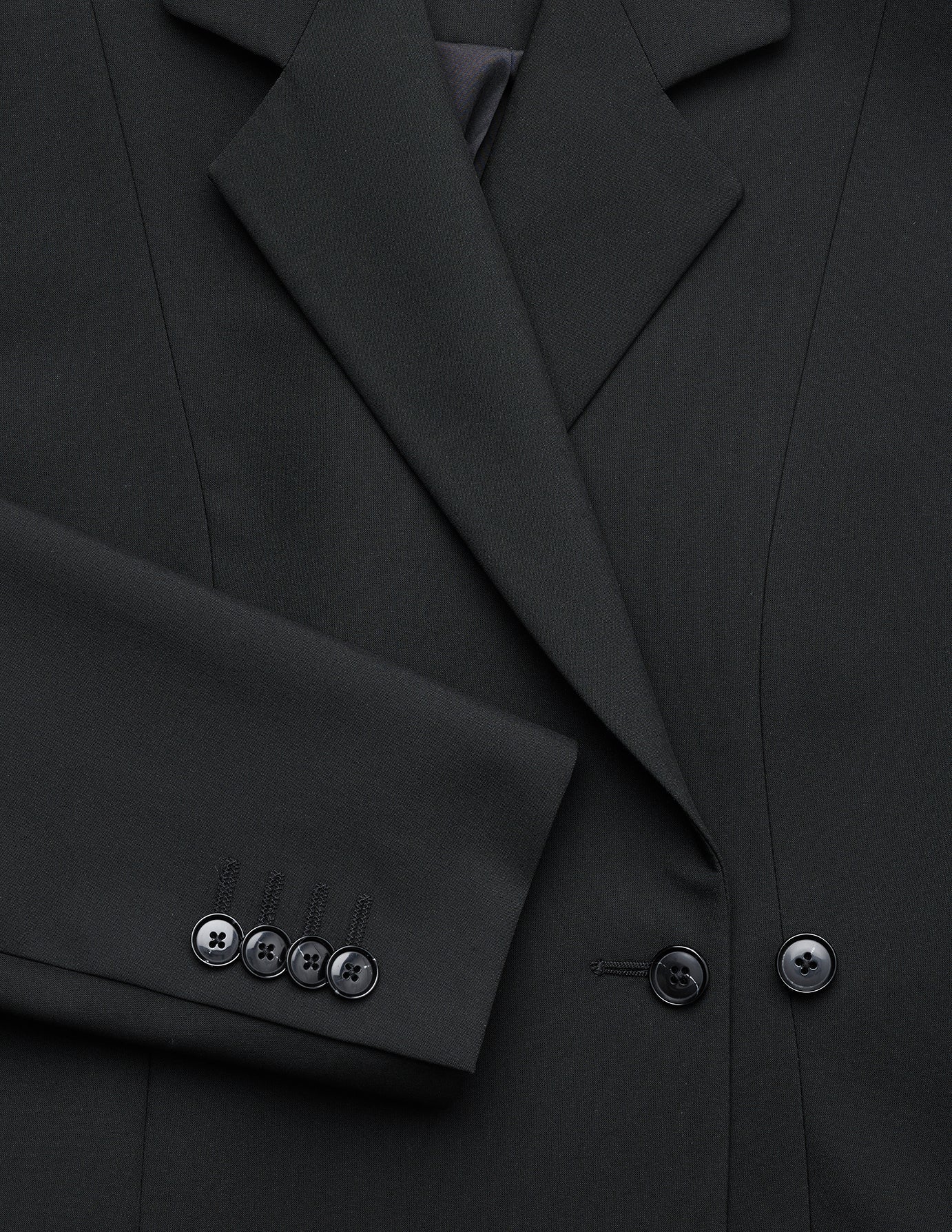 Närbild på en svart Avira Blazer Black-kavaj för damer med dubbelknäppning och knappar på ärmarna och framsidan.