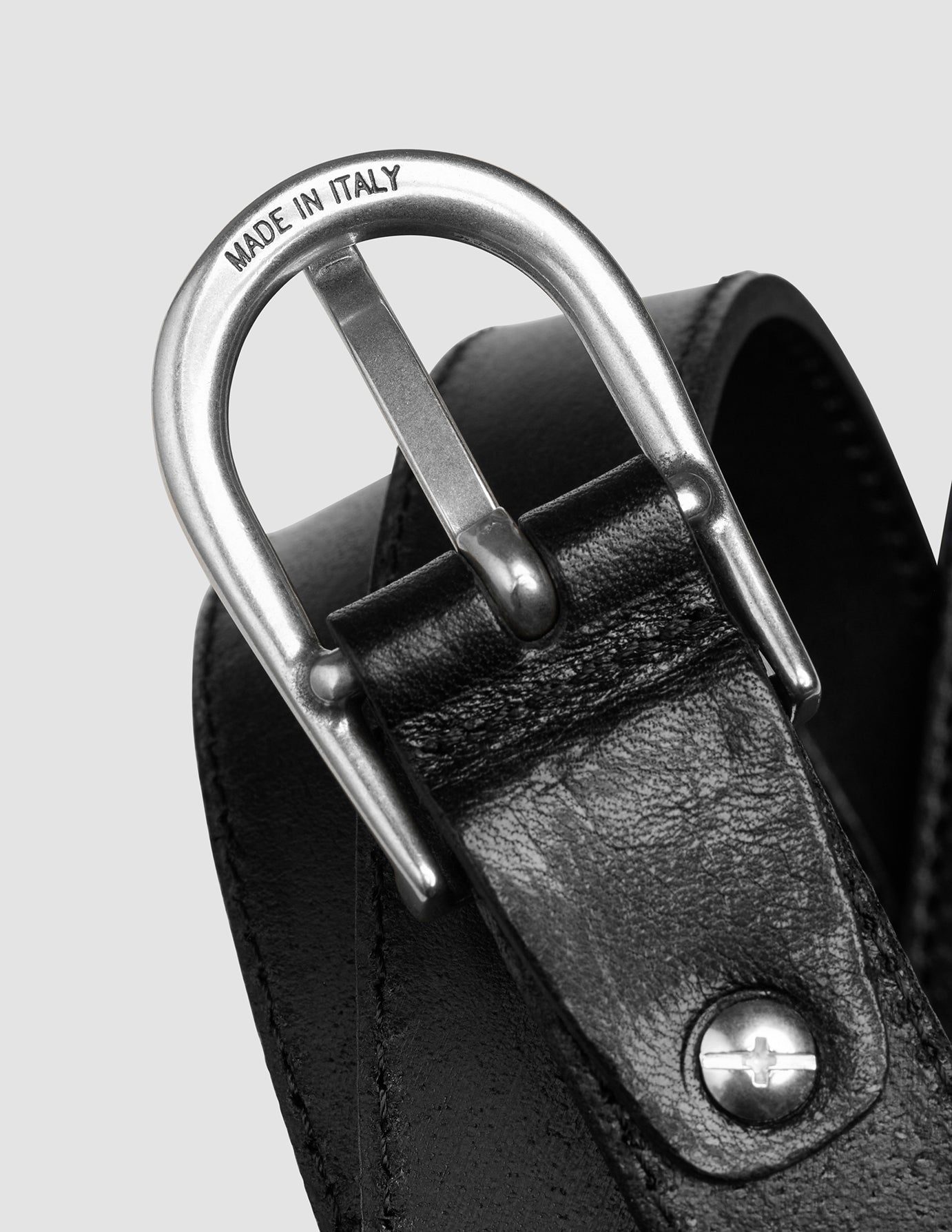 Tunt läderbälte för damer i silver och svart, i skandinavisk design med ett graverat silverfärgat spänne. Tillverkat i Italien.