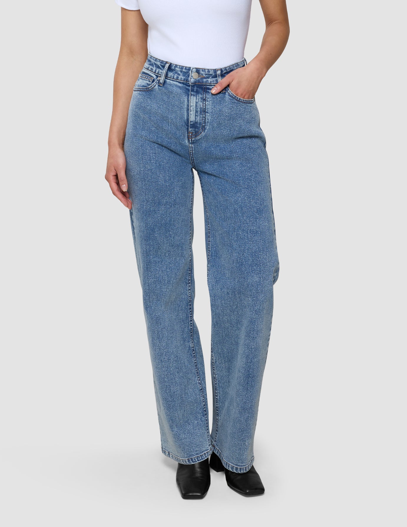 Women's Classic Jeans Relaxed Fit Snow Blue Wash