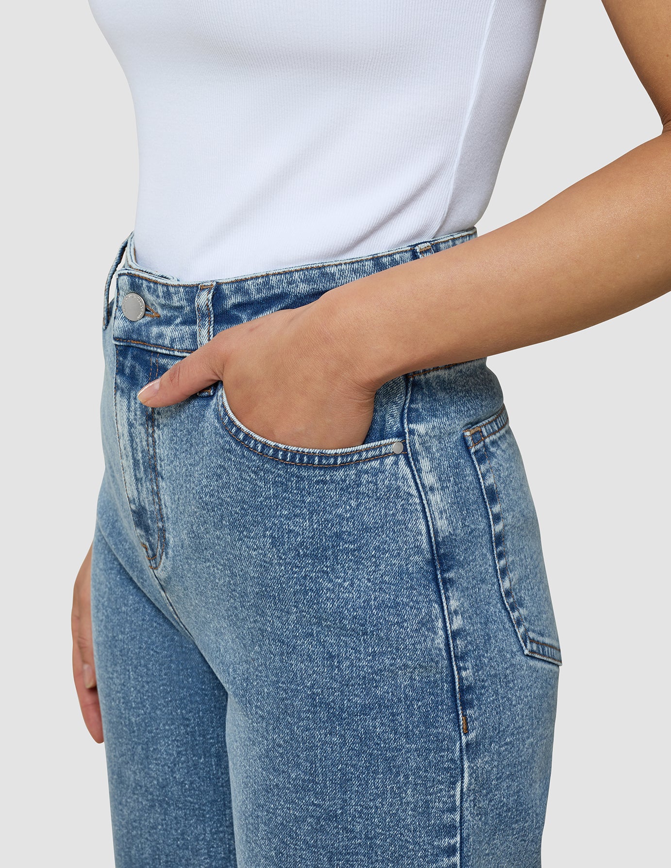 Women's Classic Jeans Relaxed Fit Snow Blue Wash