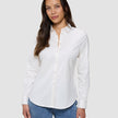 En kvinna klädd i en vit Oxford-skjorta i modellen White Orchid Slim för damer och blå jeans.