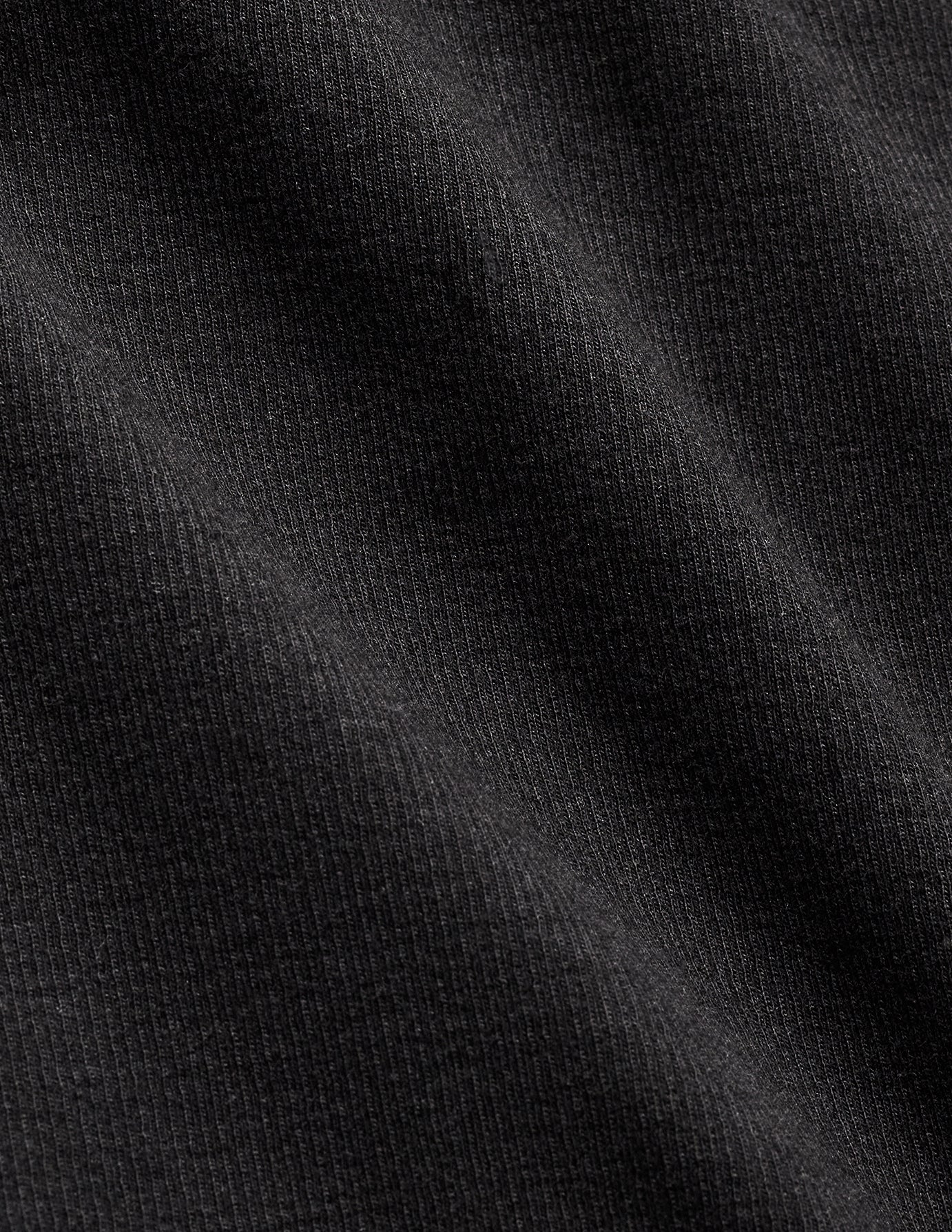 Närbild på de elastiska, ribbade veckningarna på Rib Tank Top Black.